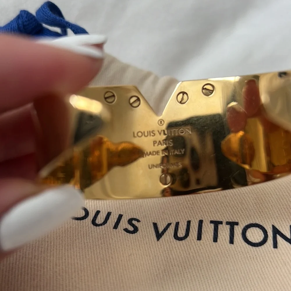 LOUIS VUITTON essential v cuff